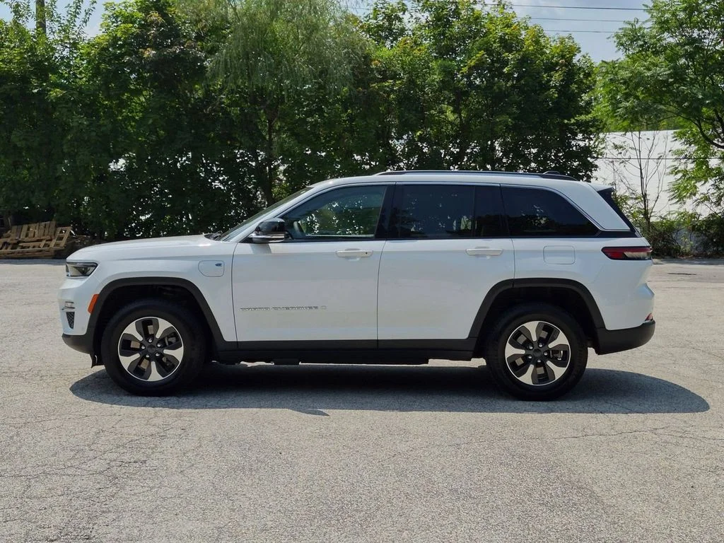 Used 2022 White Jeep 4xe image 9