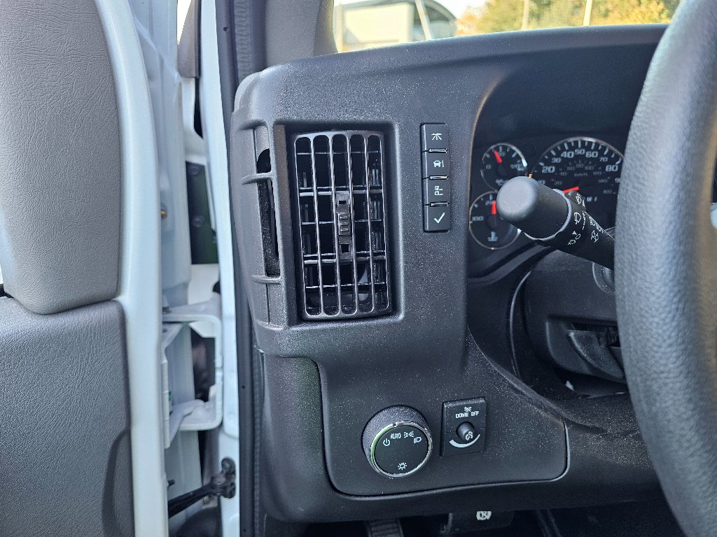 New 2025 Summit White GMC 1WT image 25
