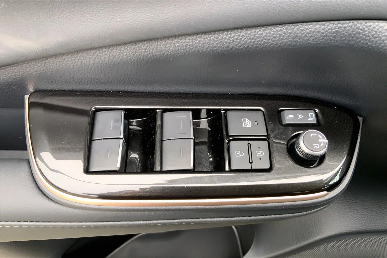 New 2026 Oxygen White Toyota XLE image 18