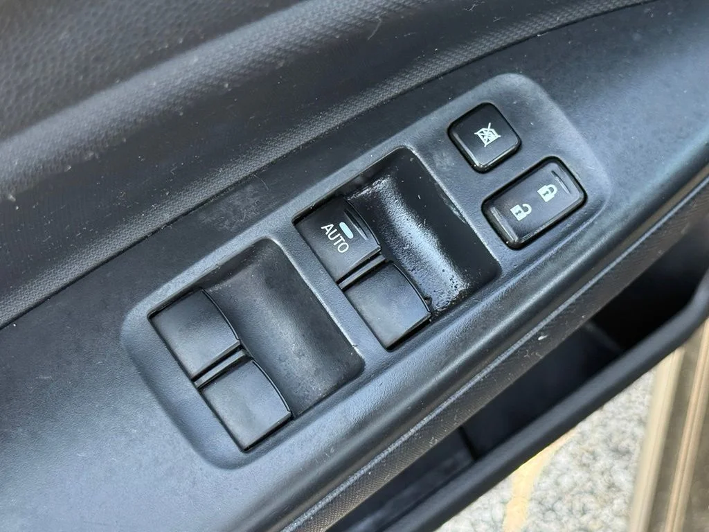 Used 2020  Mitsubishi LE image 13