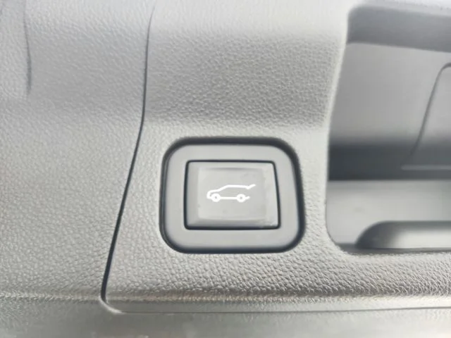 Used 2023 White GMC AT4 image 51