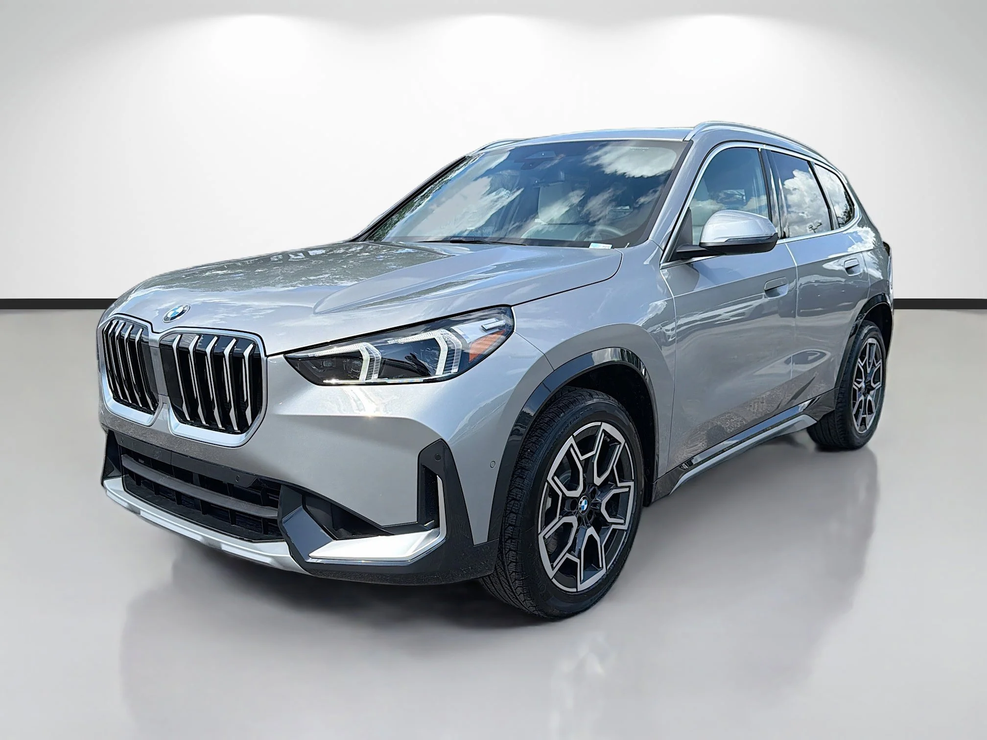 New 2026 Space Silver Metallic BMW xDrive28i image 7