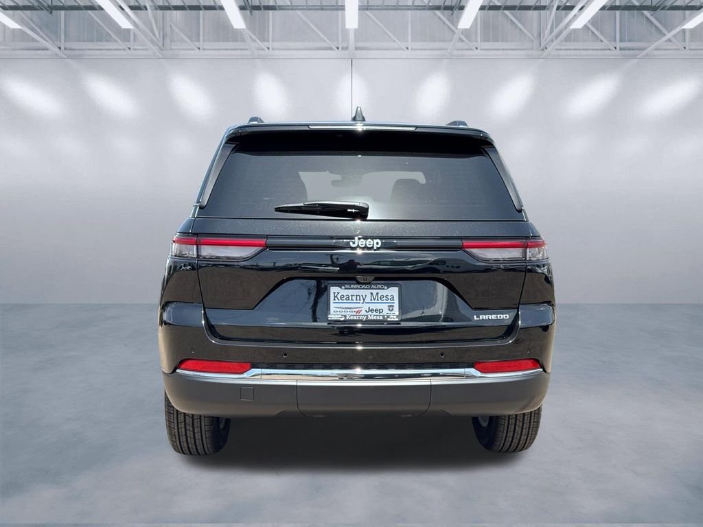 New 2026 Diamond Black Crystal Pearl-Coat Exterior Paint Jeep Laredo image 5