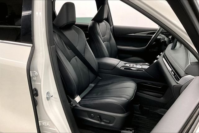 Used 2024 Majestic White INFINITI LUXE image 8