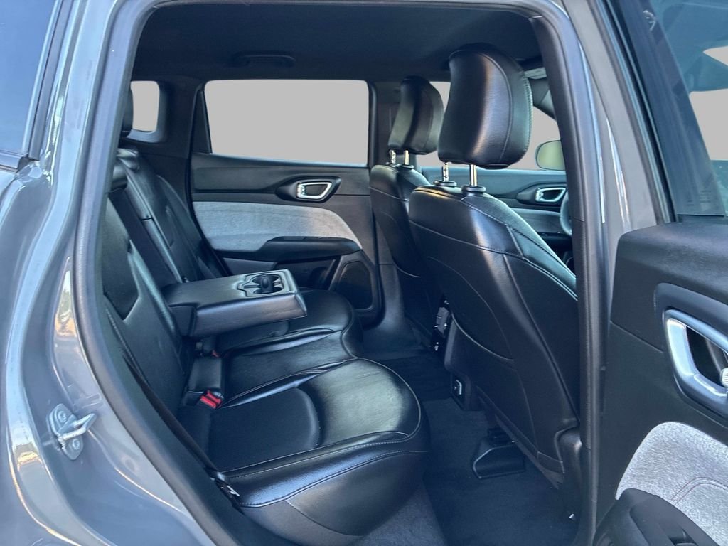 Used 2023 Gray Jeep Latitude Lux image 10