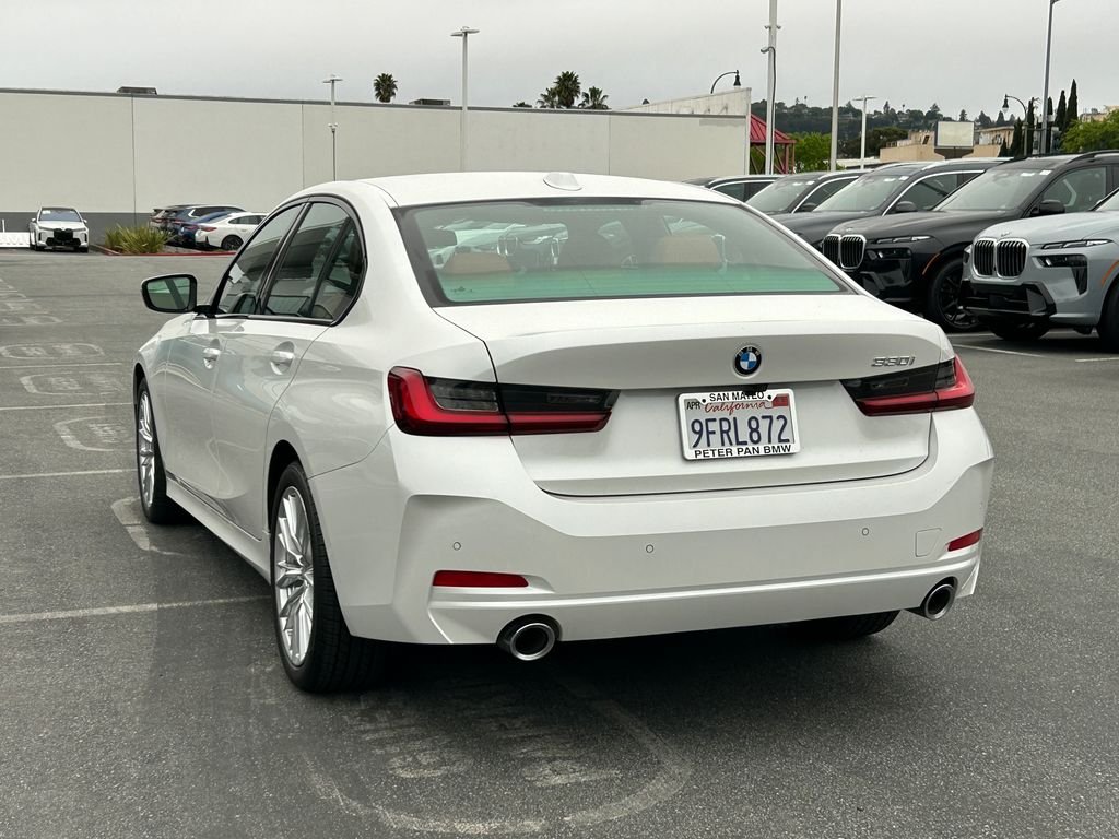 2023 BMW 3 Series 330i photo 3