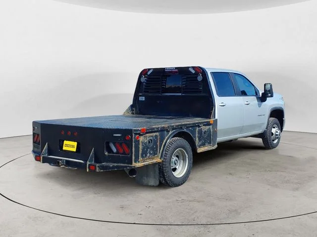 Used 2023 Silver Ice Metallic Chevrolet LT image 5
