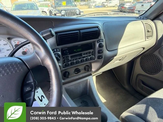 Used 2002 Red Ford Base image 18