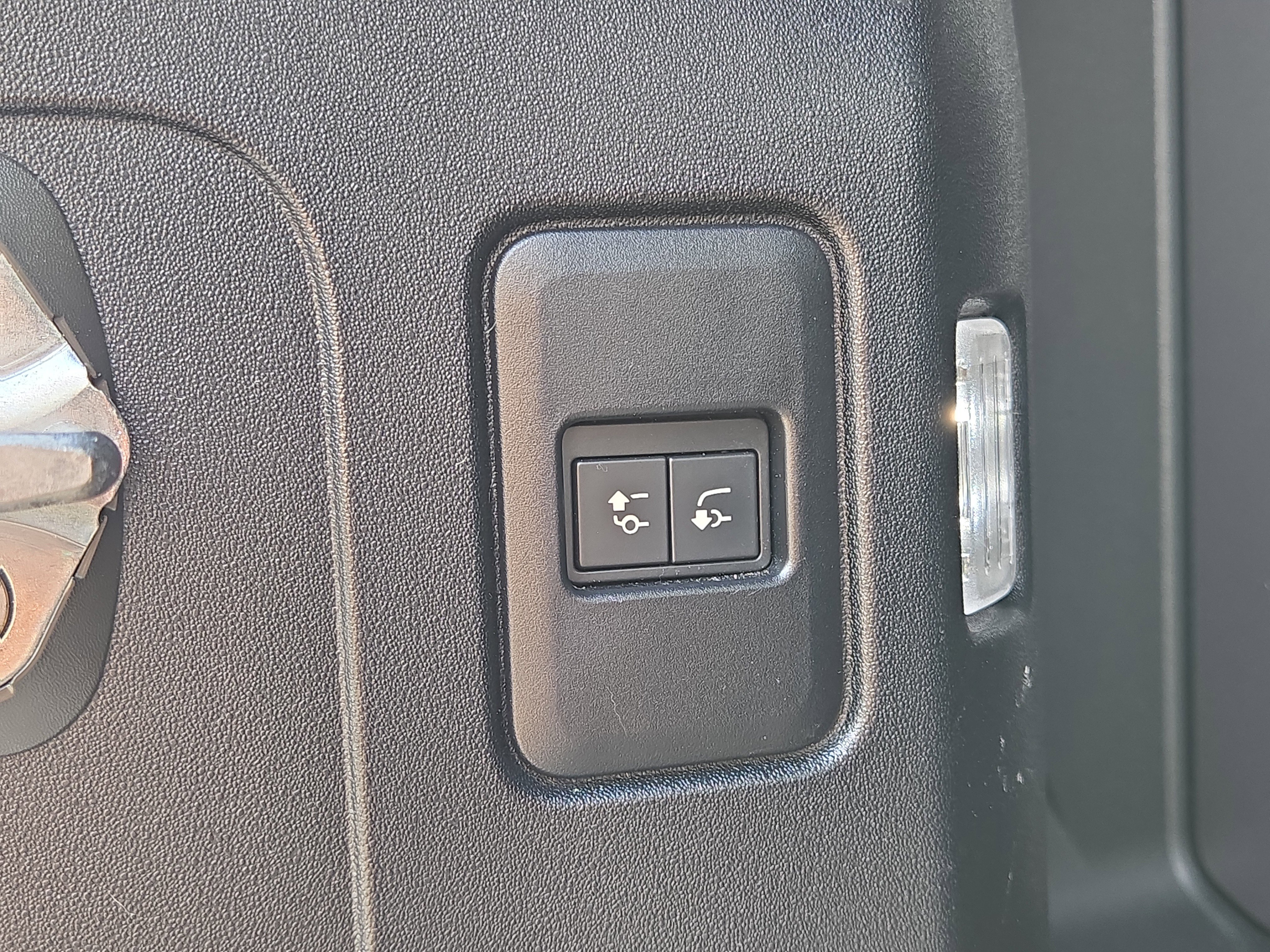 Used 2023 Black Land Rover V8 image 15