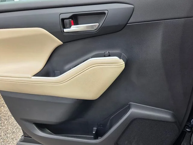 Certified Used 2023  Toyota XLE image 22