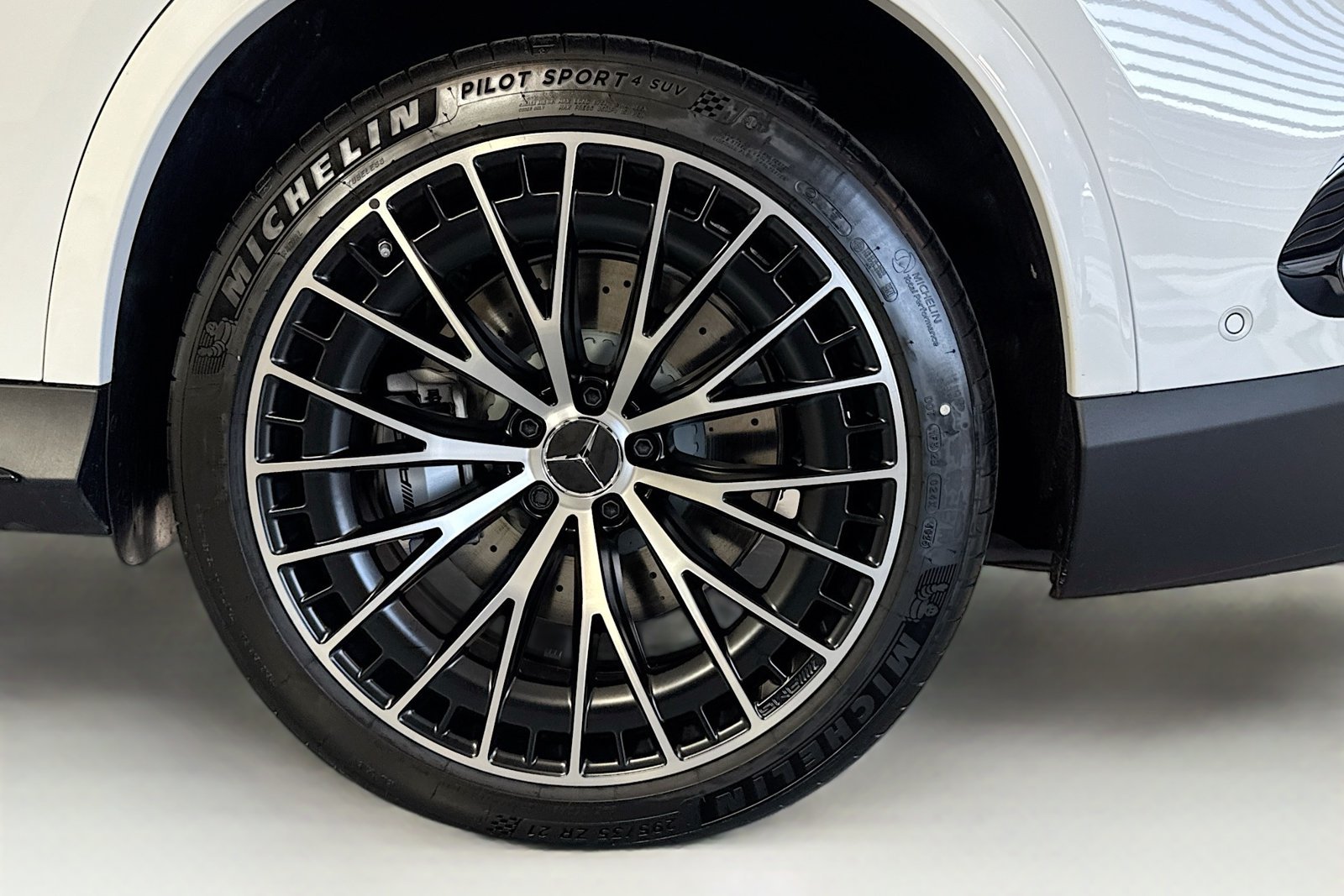 New 2026 MANUFAKTUR Moonlight White Metallic Mercedes-Benz AMG® GLC 43 image 28