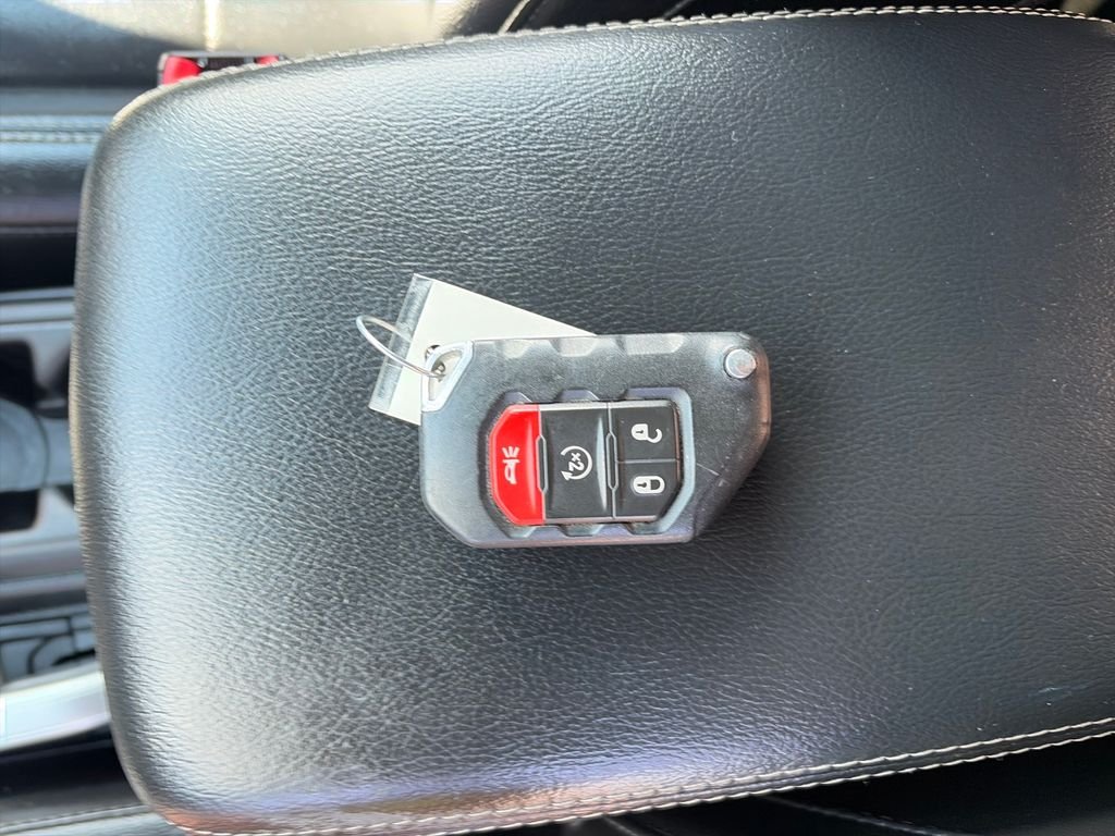 Used 2020 Crystal Metallic Jeep Overland image 27