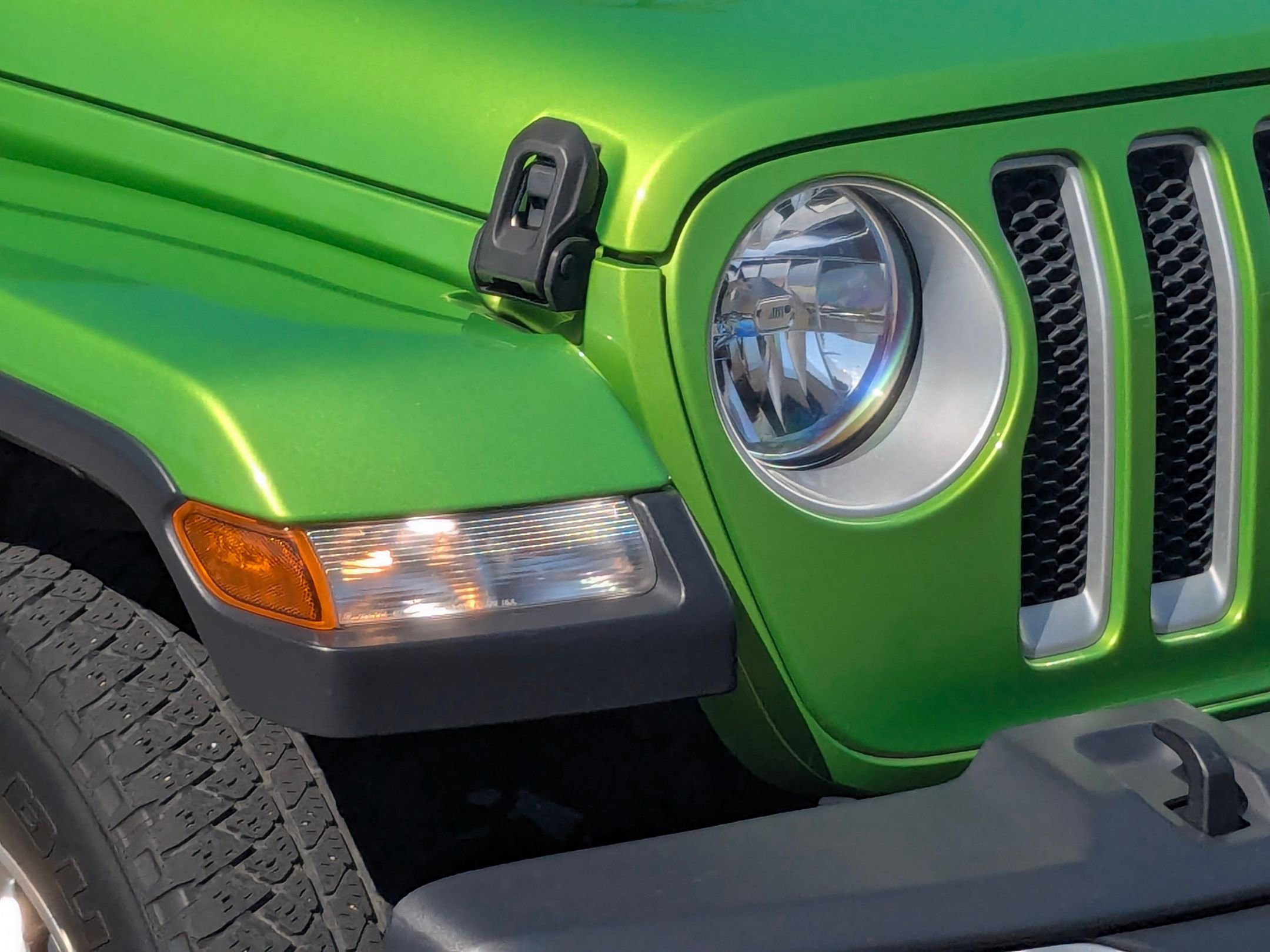 Certified Used 2019 Mojito! Clearcoat Jeep Sahara image 10