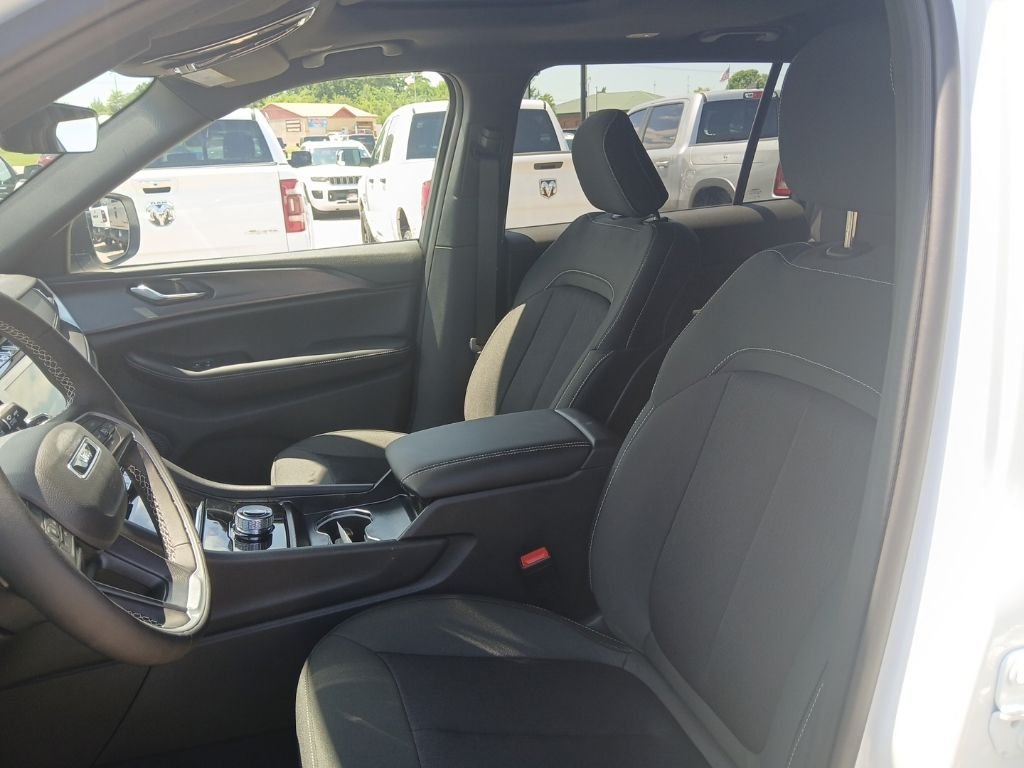 New 2026 Bright White Clear-Coat Exterior Paint Jeep Laredo image 32