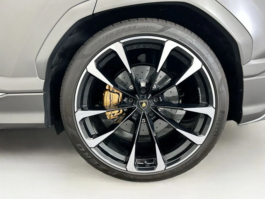 Used 2021  Lamborghini  image 30
