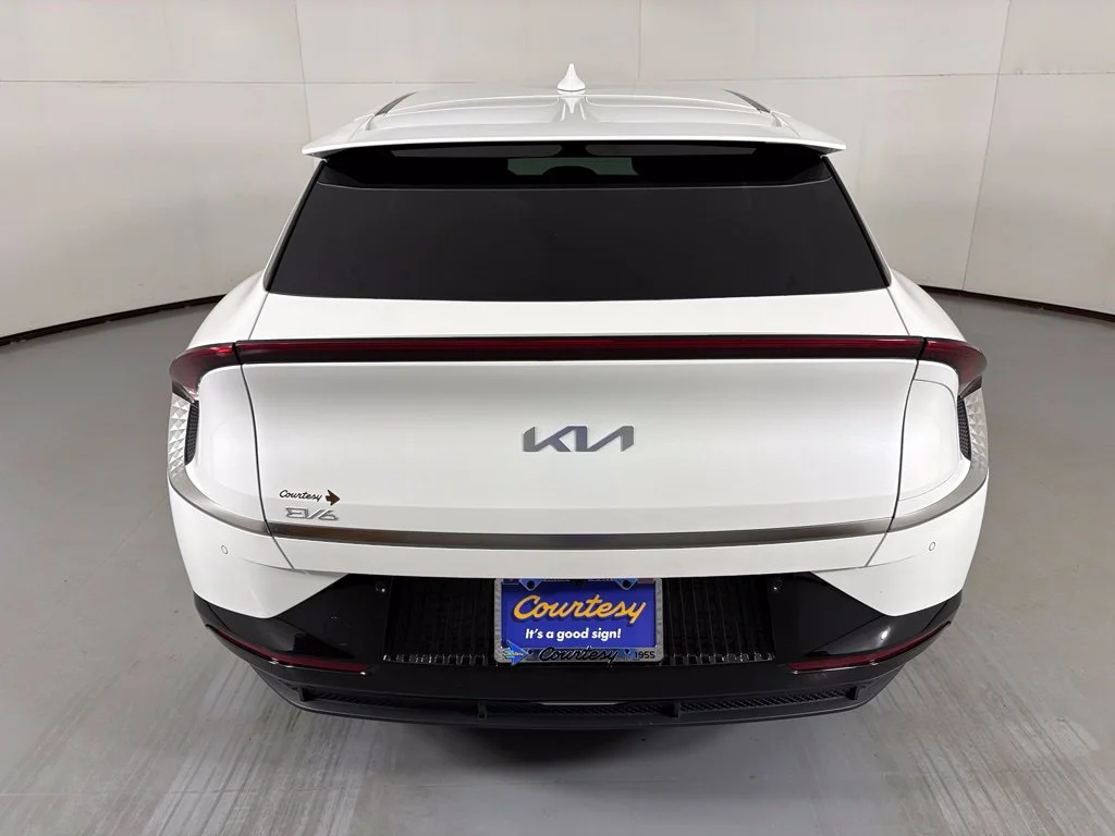 Used 2022 White Kia Wind image 7