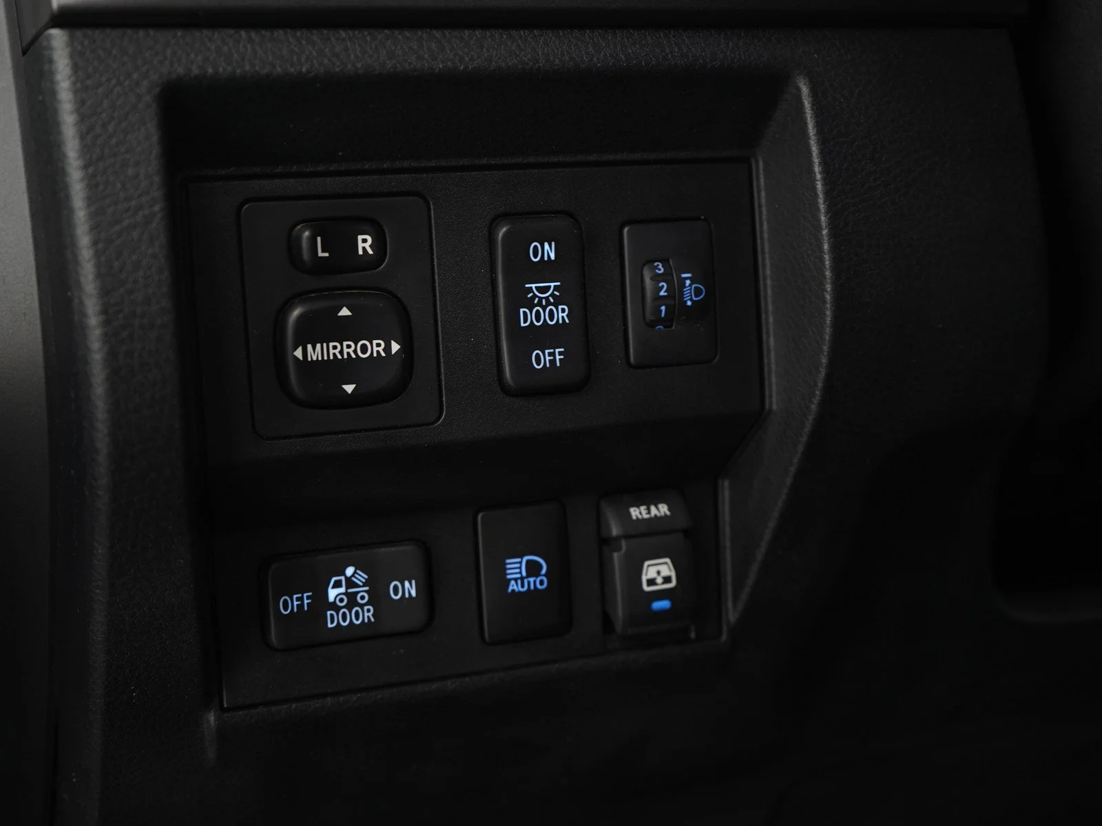 Used 2018 Cement Toyota SR5 image 27