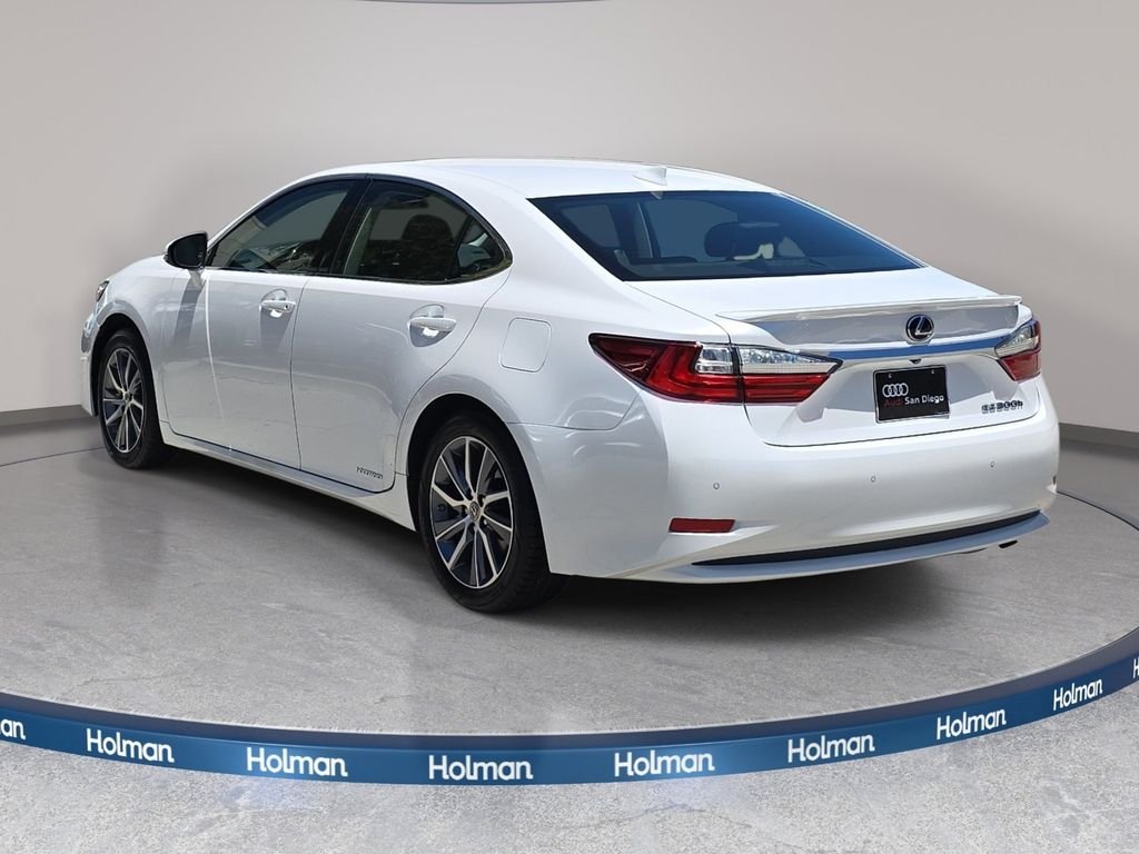 Used 2016 White Lexus 300h image 8