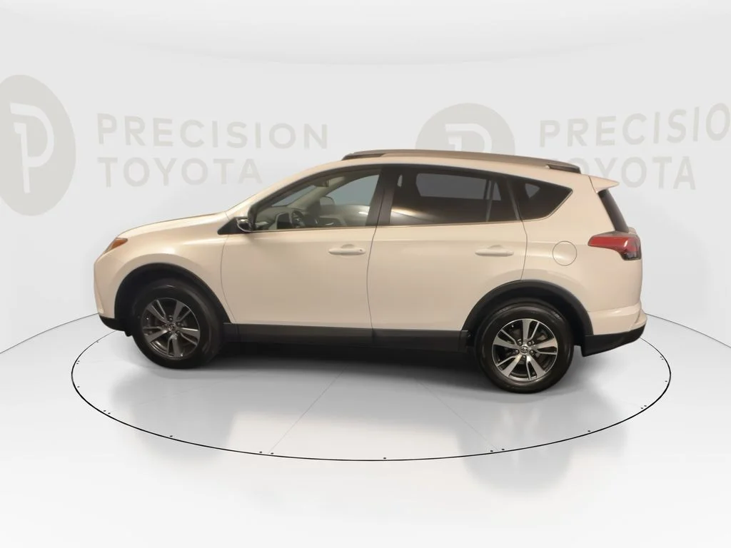 Used 2018 Super White Toyota XLE image 11
