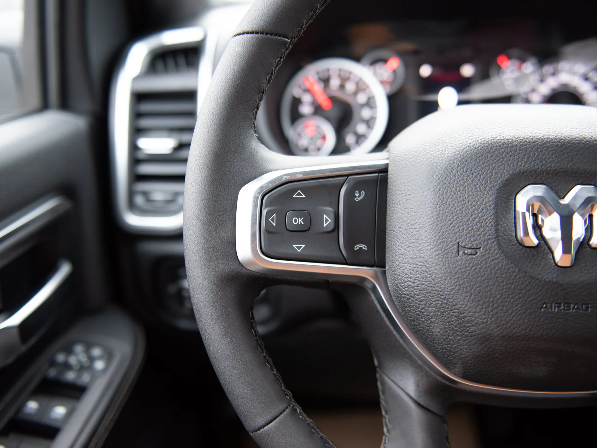 New 2027 White RAM Big Horn* Crew Cab 4x4, 6.4L HEMI V8, Heated Seats/Wheel, Remote Start image 15