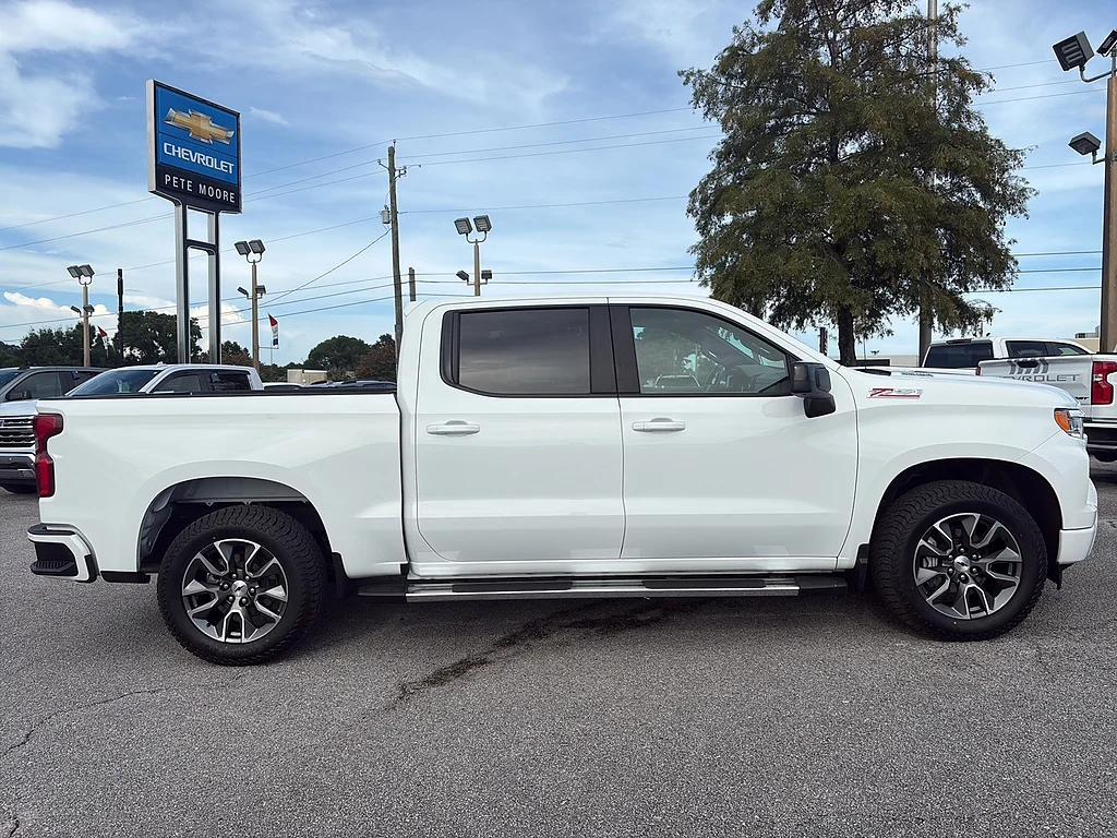 Used 2023 Summit White Chevrolet  image 4
