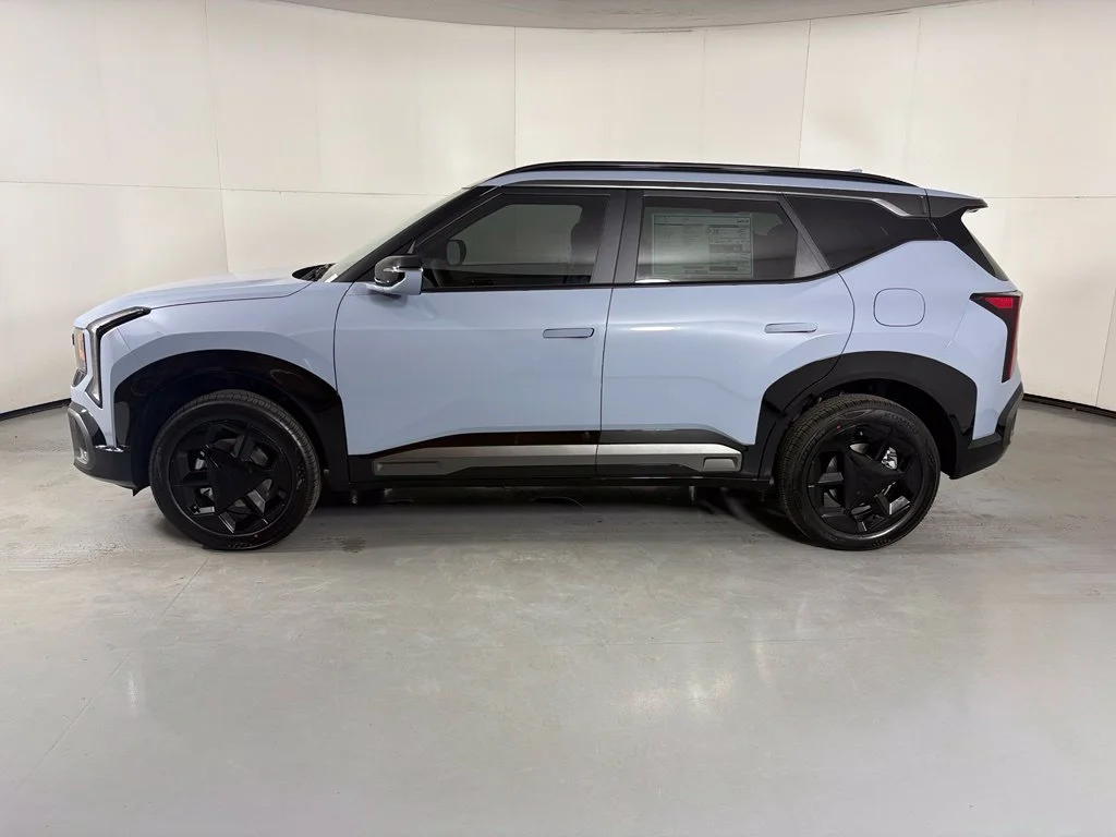 New 2027 Pale Gray Kia X-Line S image 5