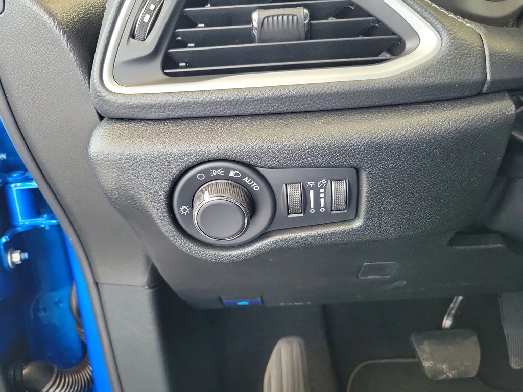 New 2027 Hydro Blue Pearl-Coat Exterior Paint Chrysler Select image 11