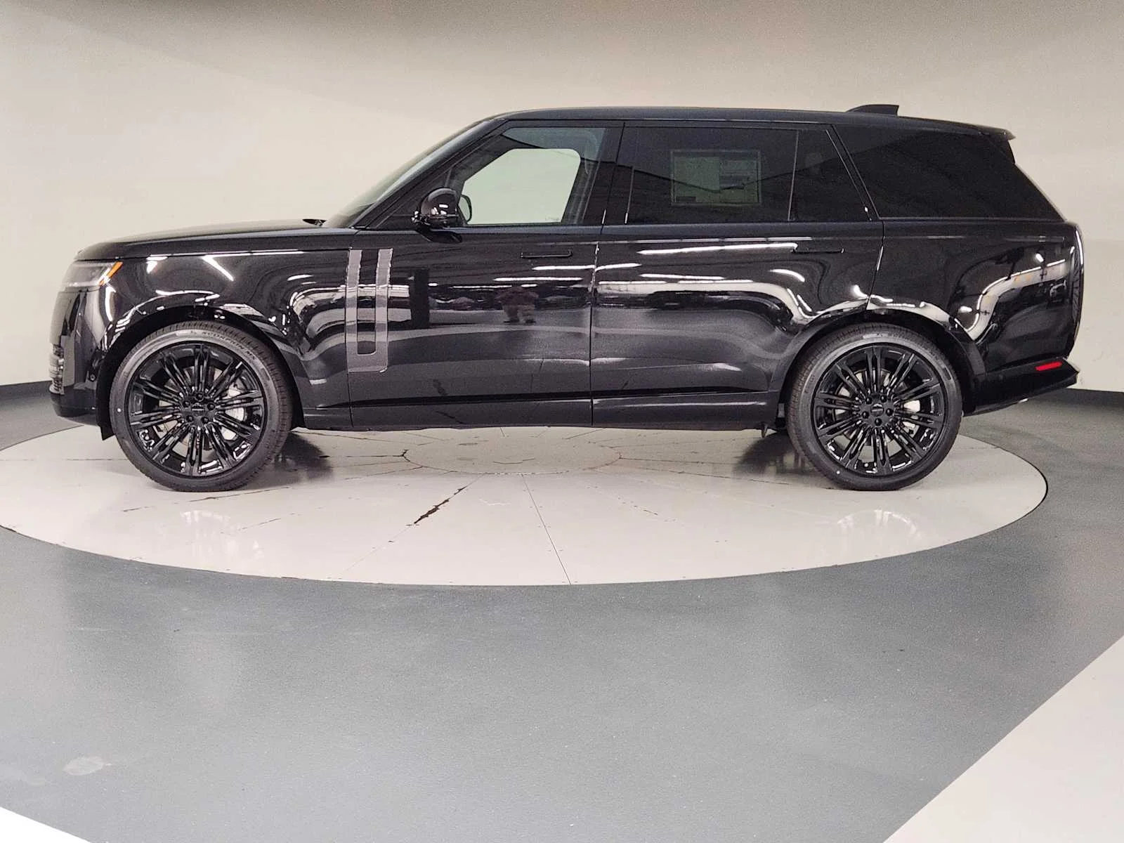 New 2026 Santorini Black Metallic Land Rover SE - P530 LWB 7 Seat image 9