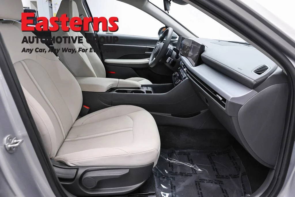 Used 2025 Silver Hyundai SEL image 25