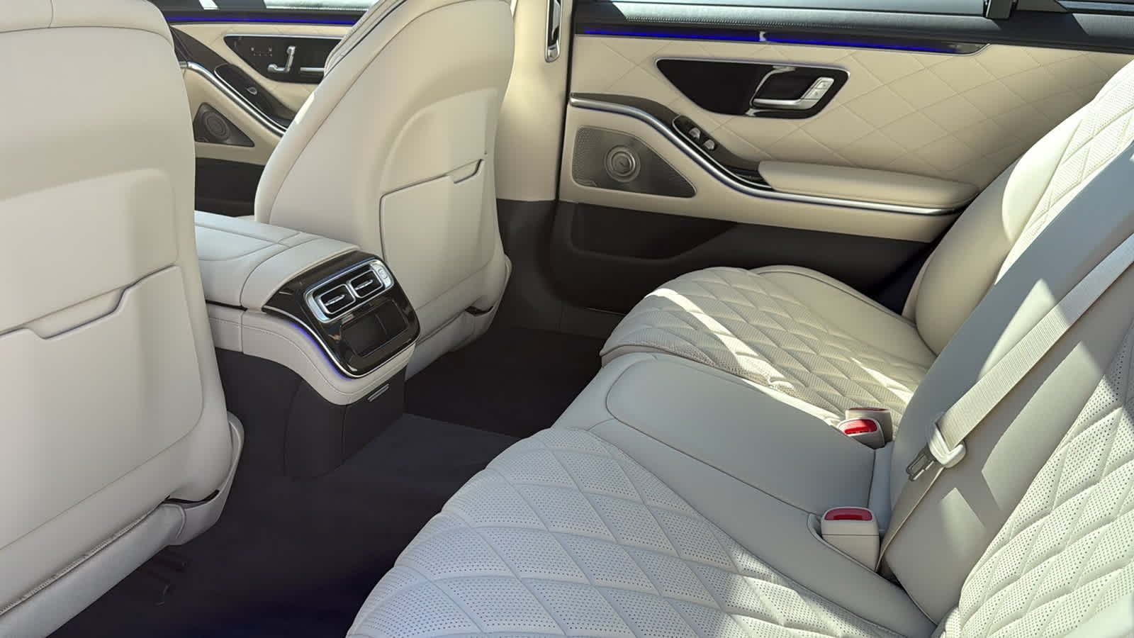 New 2026 MANUFAKTUR Moonlight White Metallic Mercedes-Benz S 580 image 31