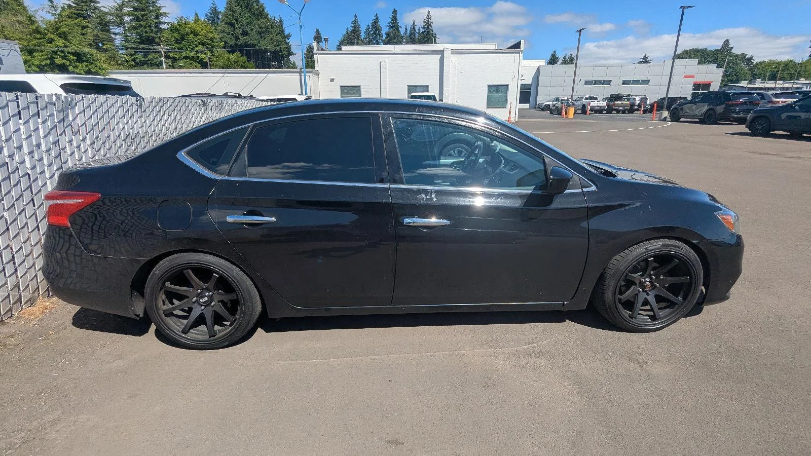Used 2017  NISSAN  image 5