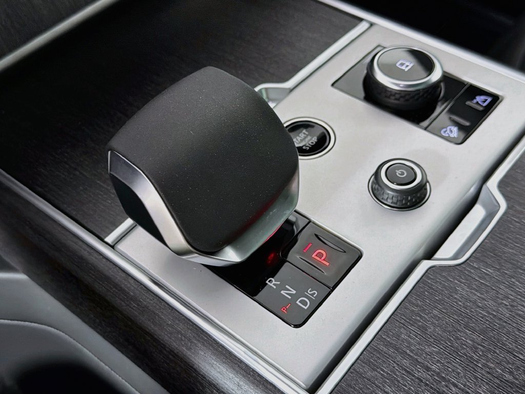 New 2027 Fuji White Land Rover SE image 17