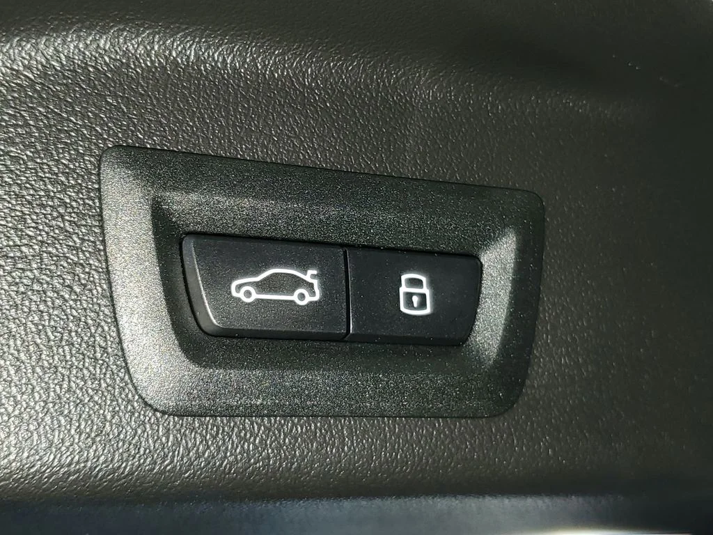 Used 2026 White BMW sDrive40i image 8
