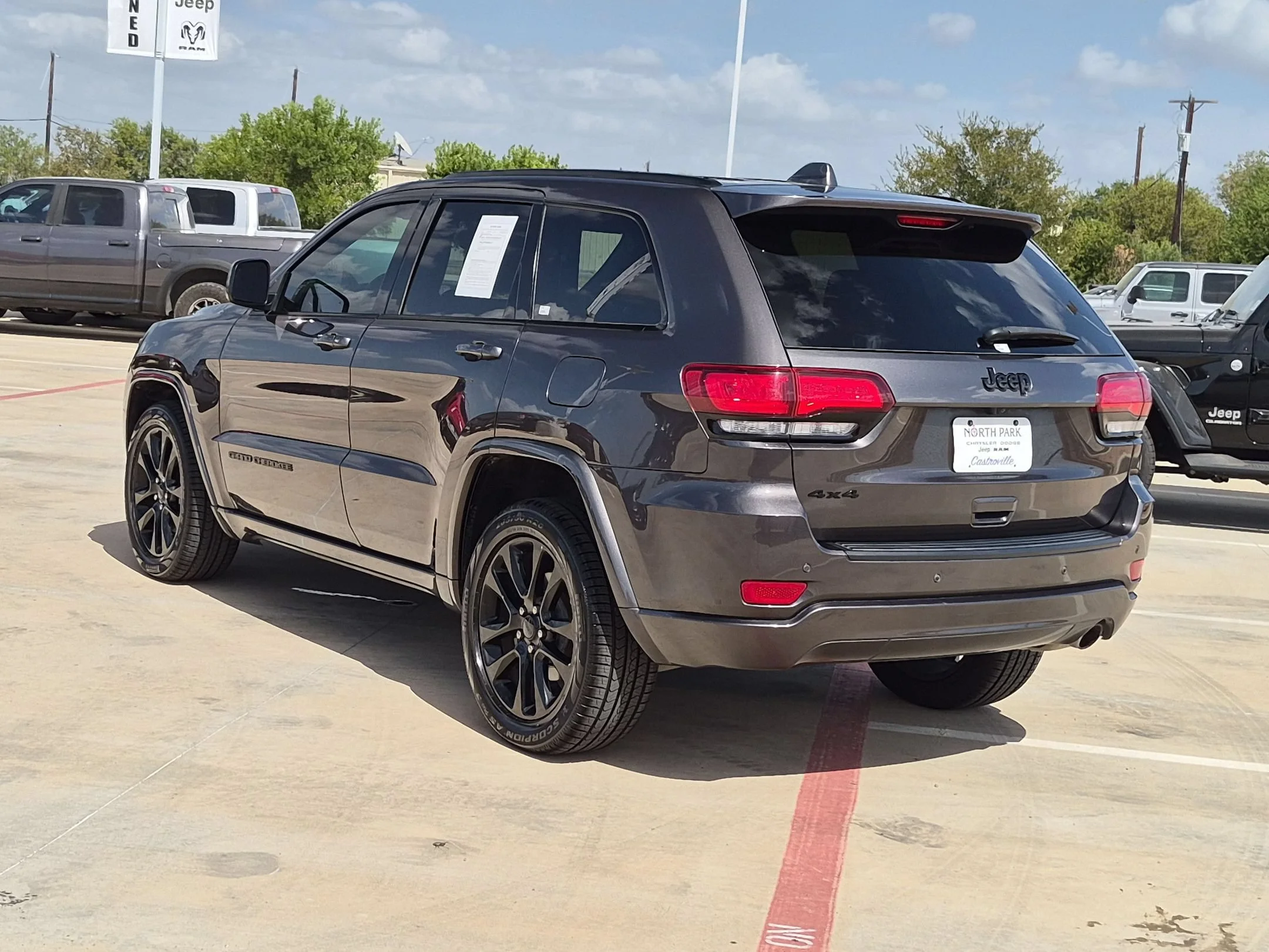 Used 2021 Gray Jeep Laredo X image 5