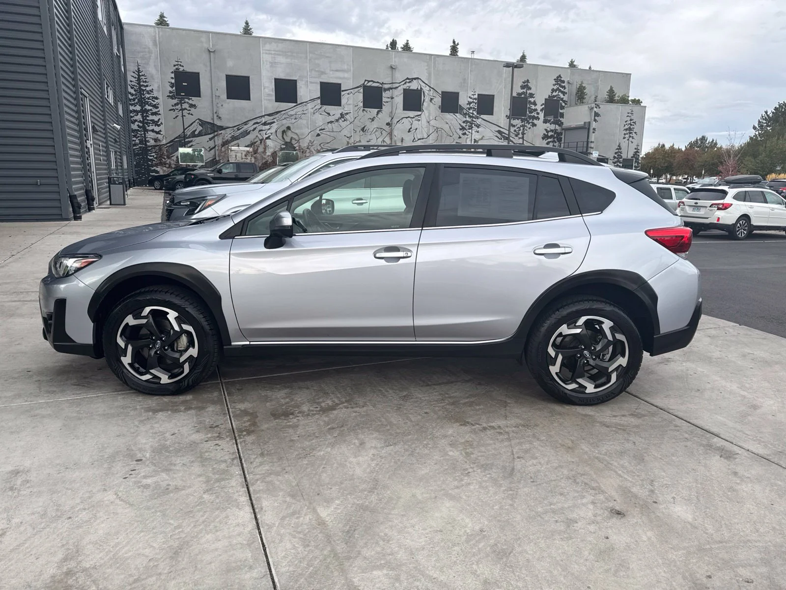 Used 2023 Ice Silver Metallic Subaru Limited image 2