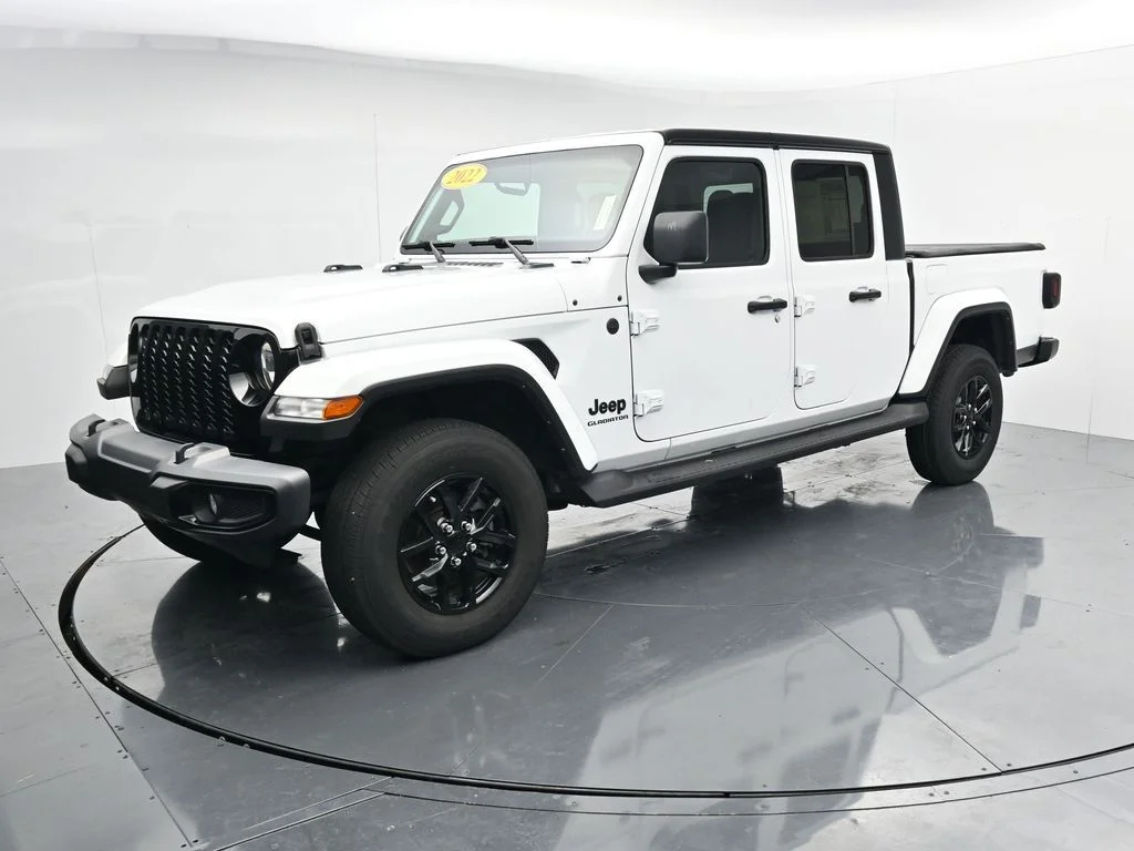 Used 2022 White Jeep Sport image 3