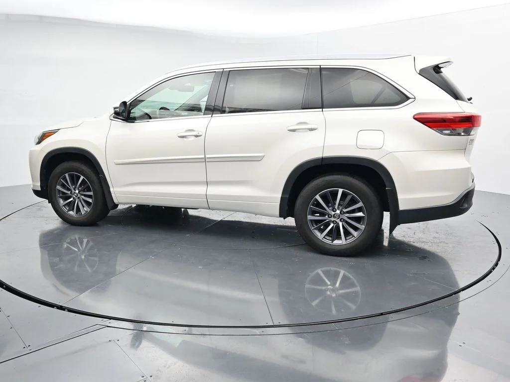 Used 2018 White Toyota XLE image 5