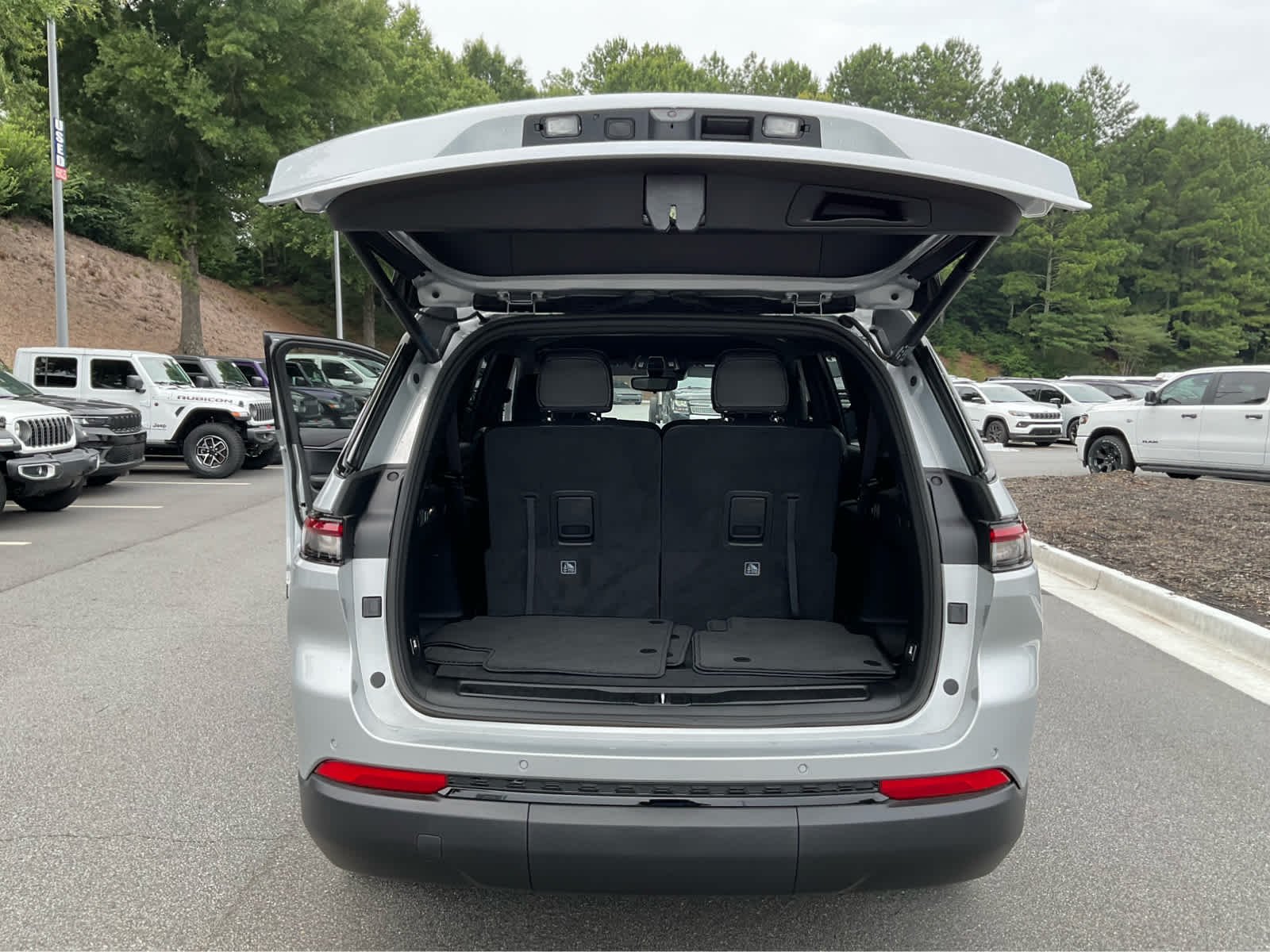 Certified Used 2023 Silver Zynith Jeep Altitude image 27