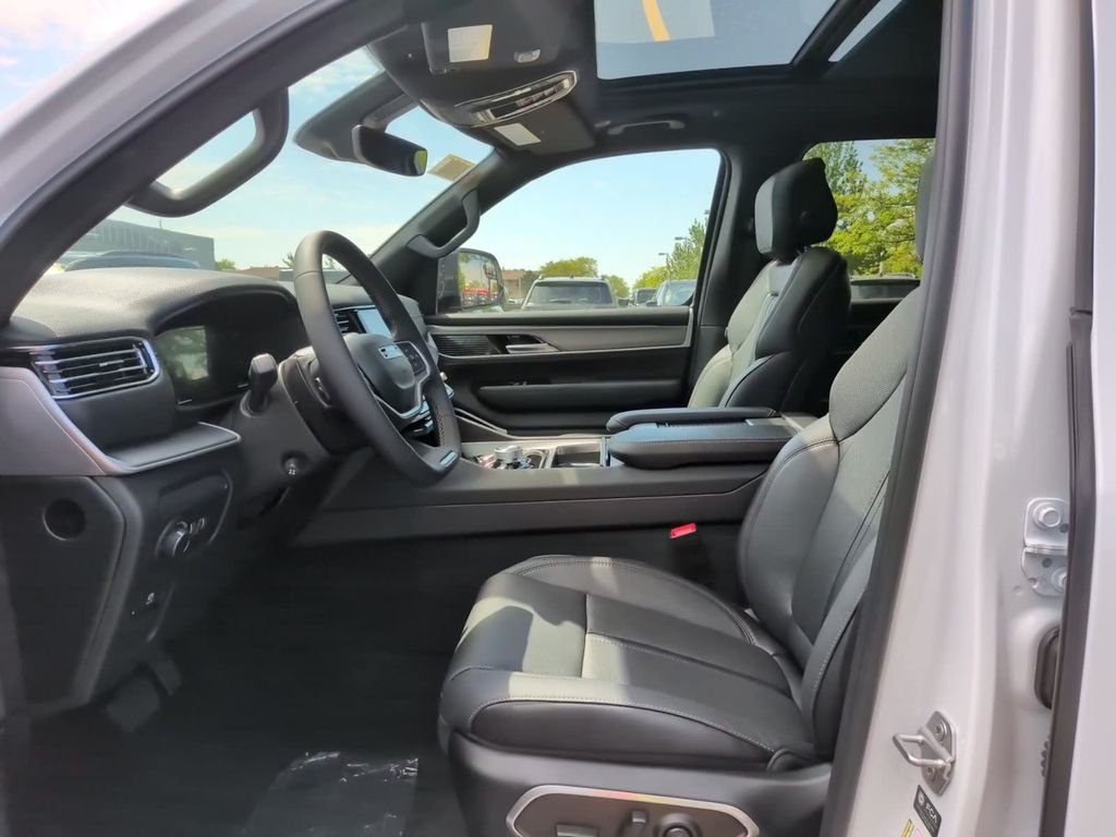 New 2026 Bright White Clear-Coat Exterior Paint Jeep Limited Altitude image 18