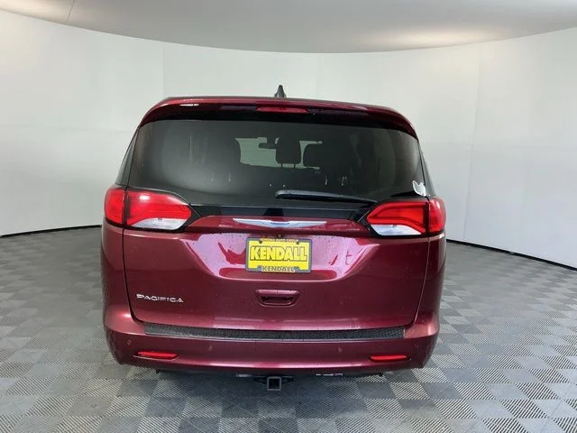 Used 2018 Velvet Chrysler L image 5