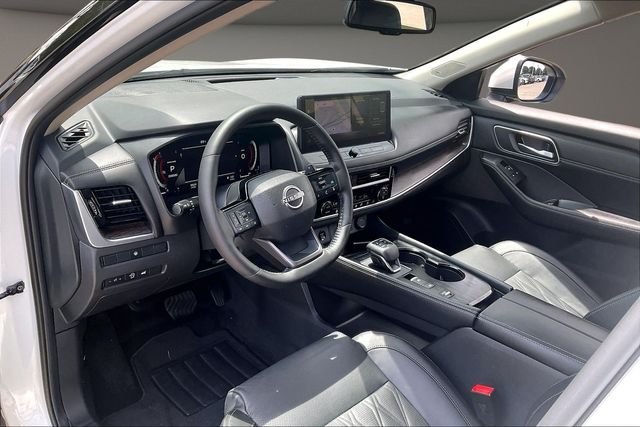 Used 2025 White Nissan Platinum image 12
