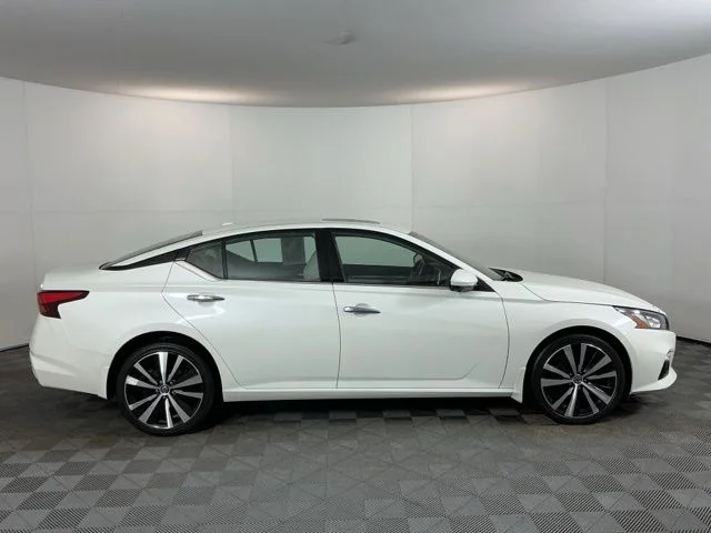 Used 2021  Nissan 2.5 Platinum image 4