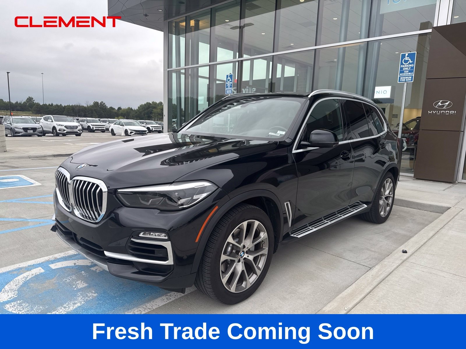 Used 2021 Black BMW xDrive40i image 1
