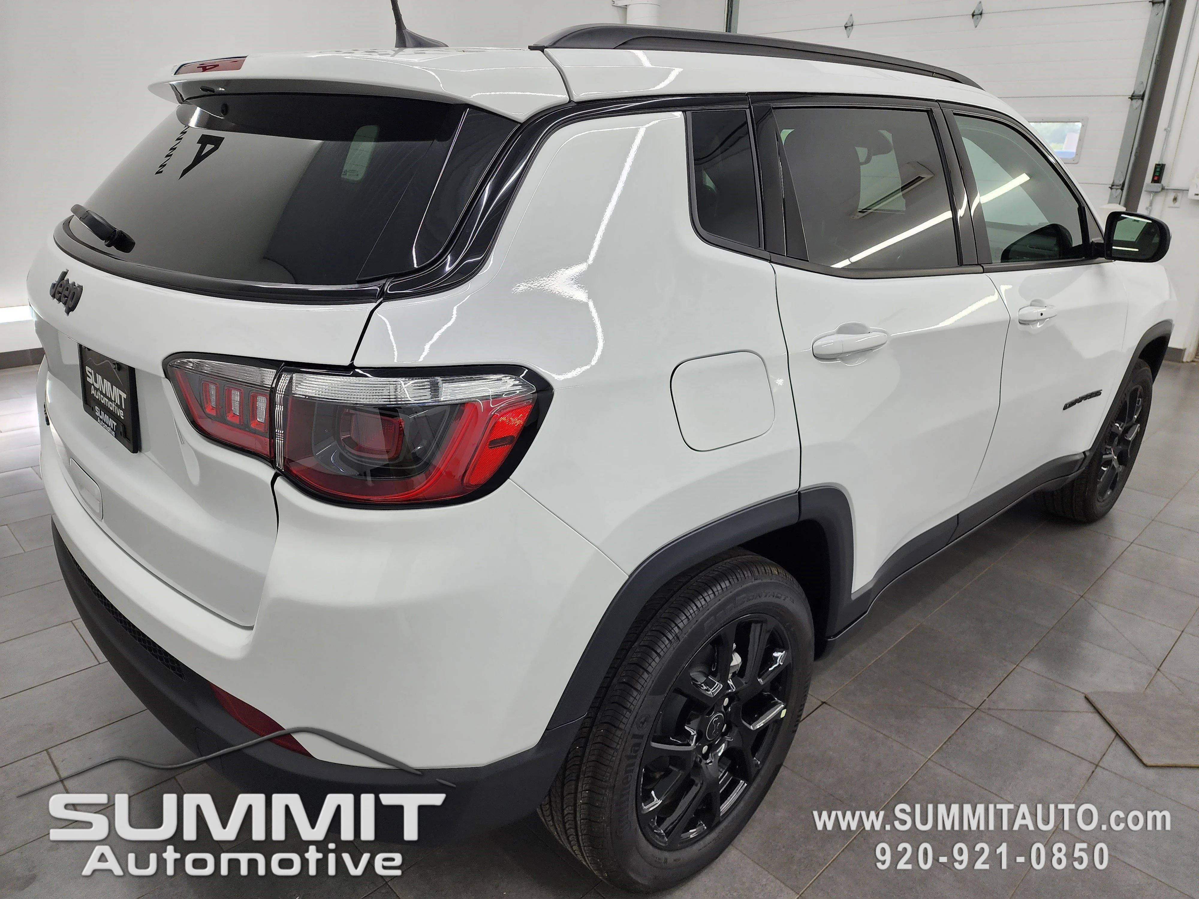 New 2026 Bright White Clearcoat Jeep Latitude image 5