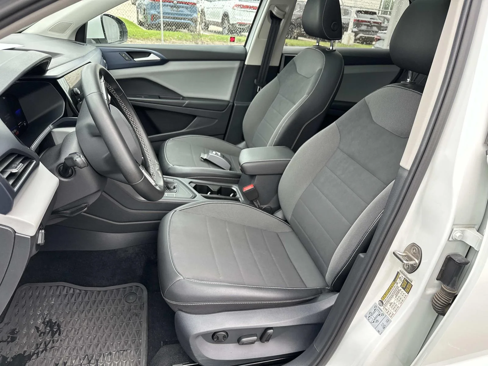 Used 2022 White Volkswagen SE image 11