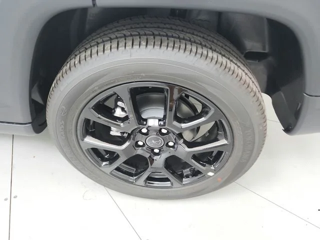 New 2026 Silver Zynith Metallic Clearcoat Jeep Latitude image 40