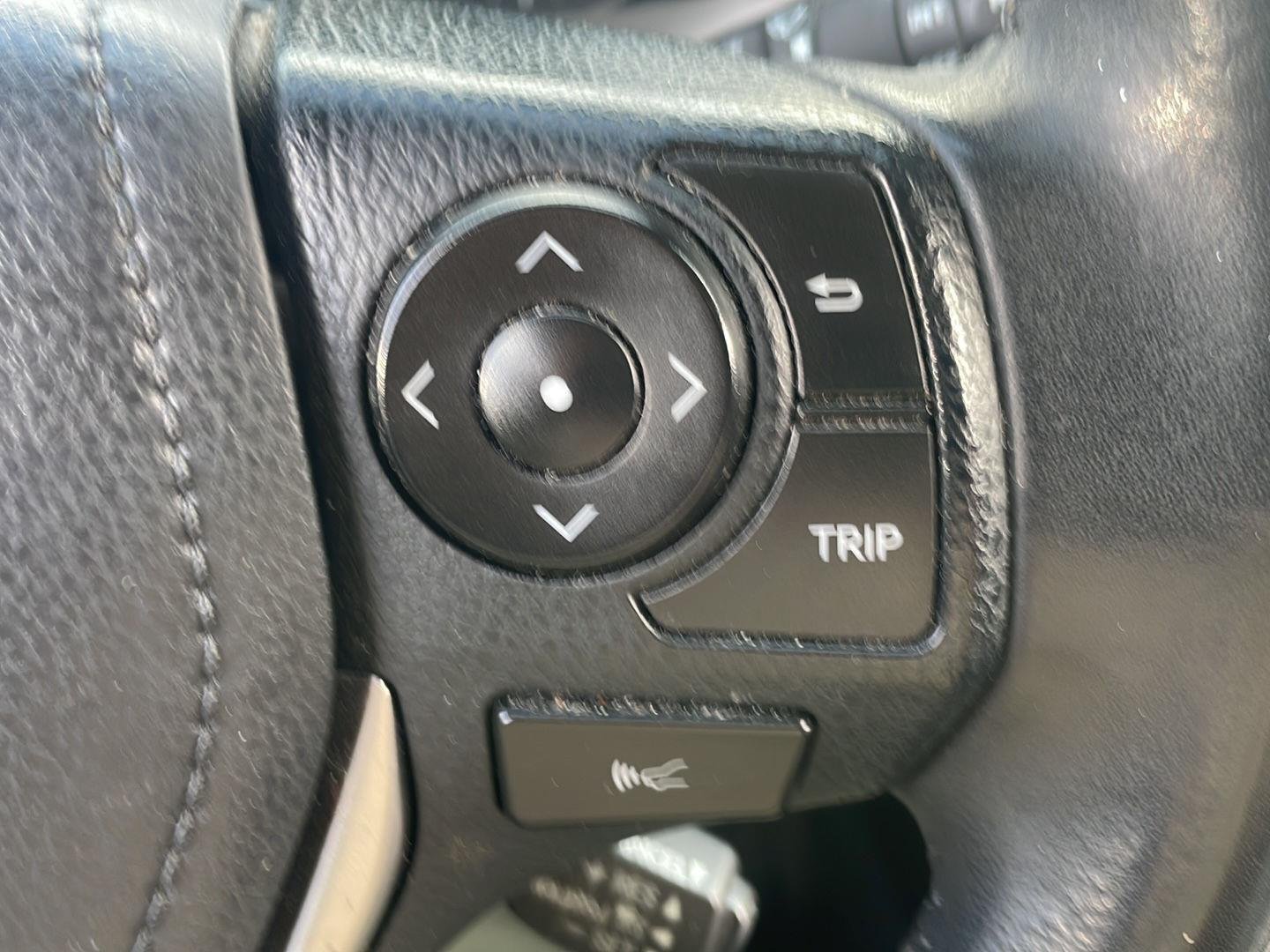 Used 2018 Galactic Aqua Mica Toyota XLE image 3