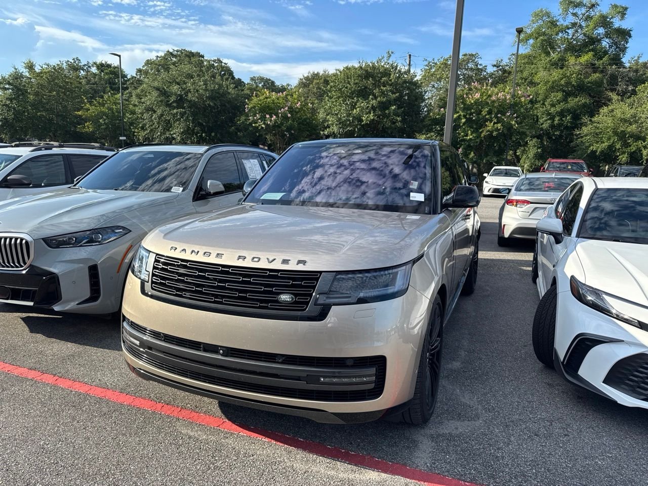 Used 2023 Gold Land Rover SE image 1