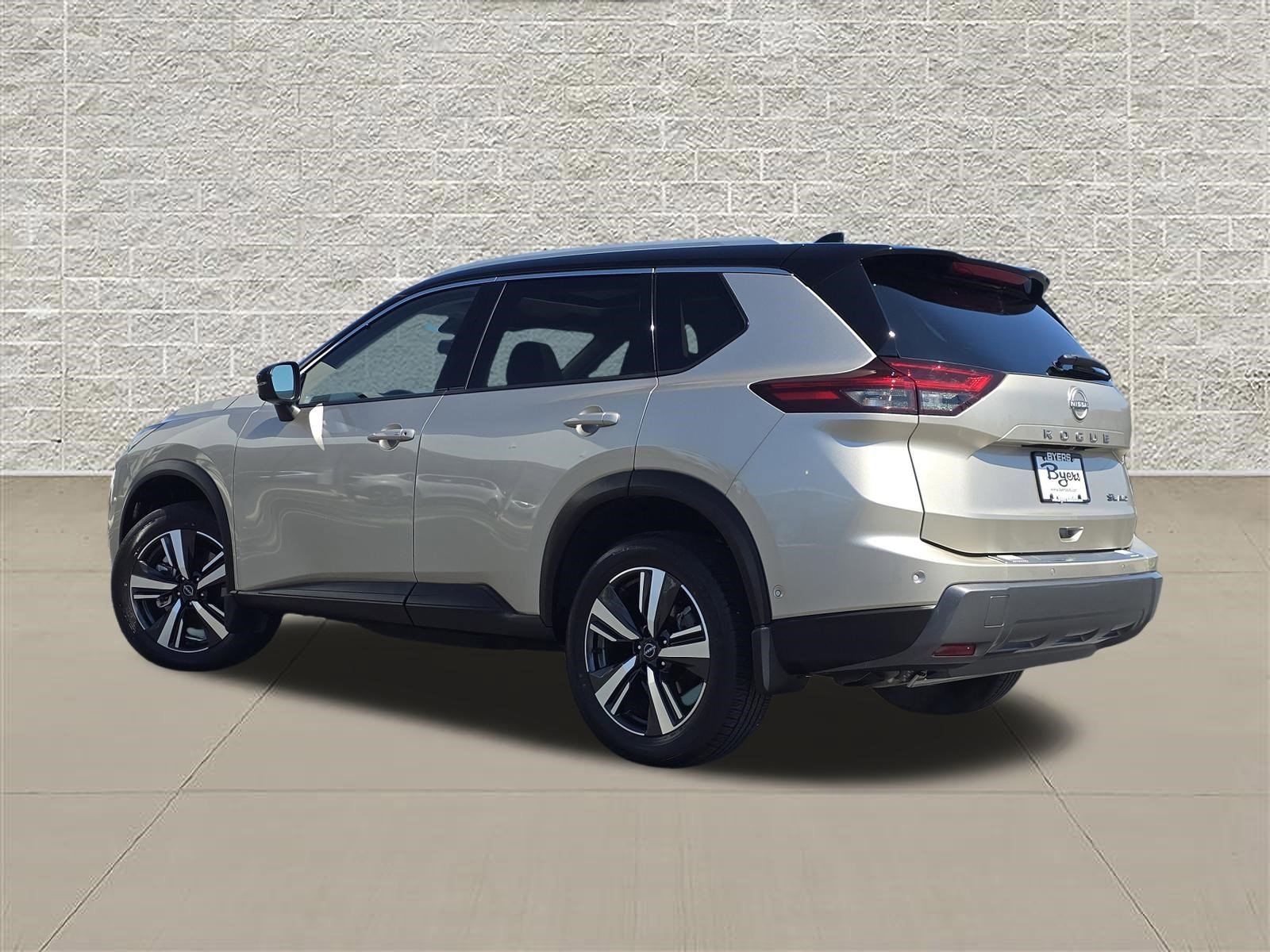 Used 2025 Champagne Silver Metallic/Super Black Nissan SL image 5