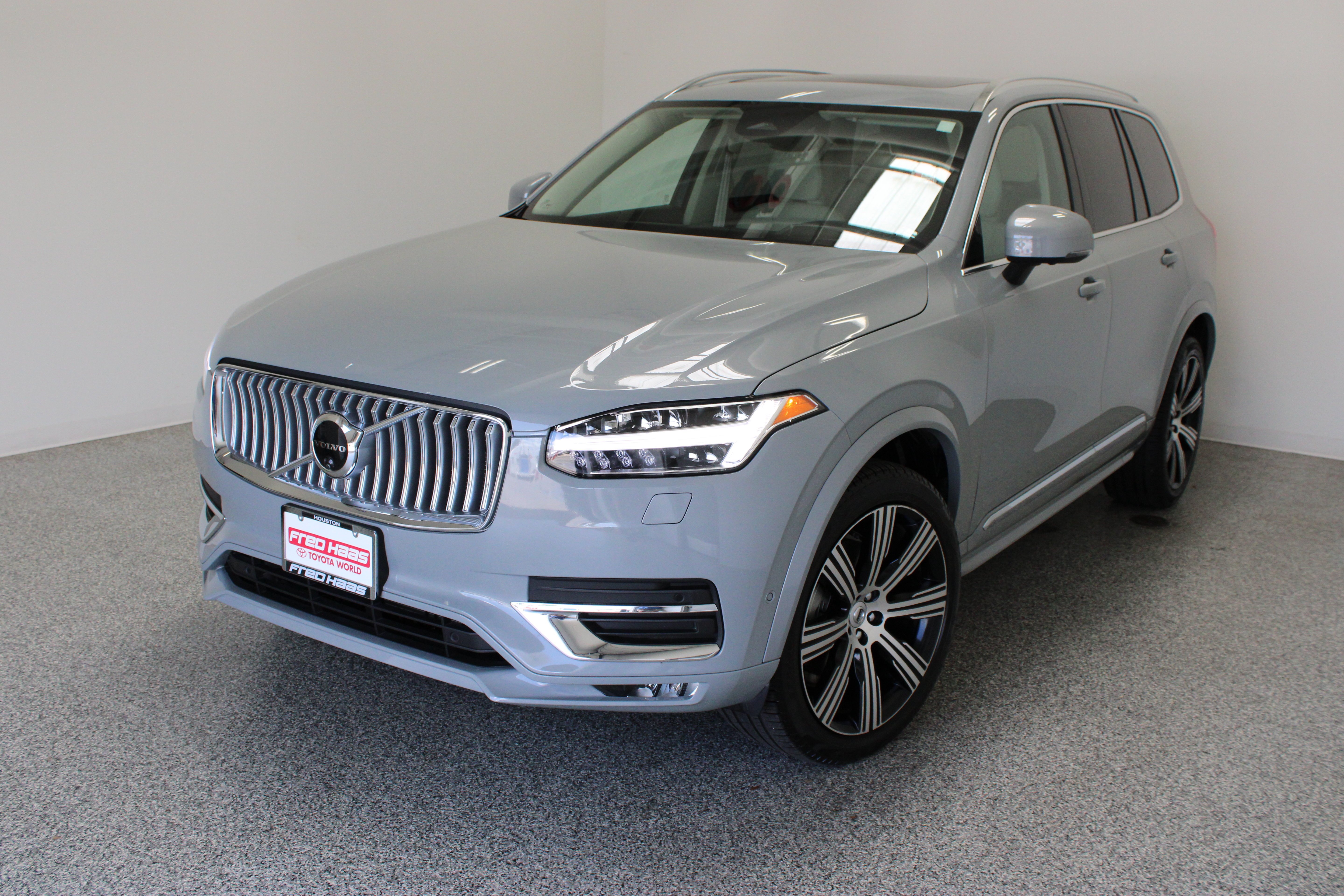 Used 2025 Vapour Grey Metallic Volvo Ultra 2.0T/Electric image 2